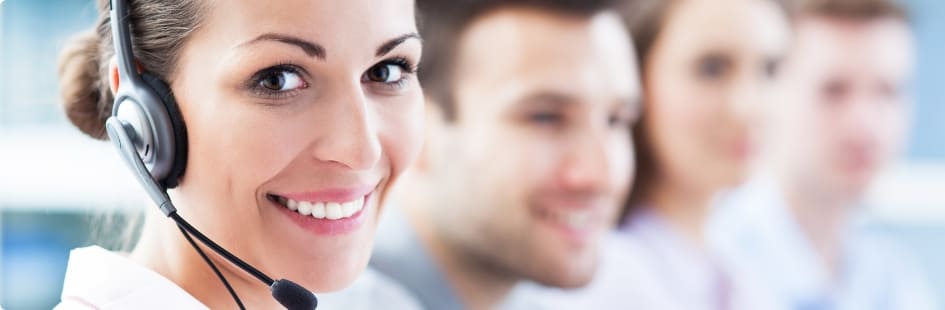 mulher com headset e pessoas desfocadas ao fundo