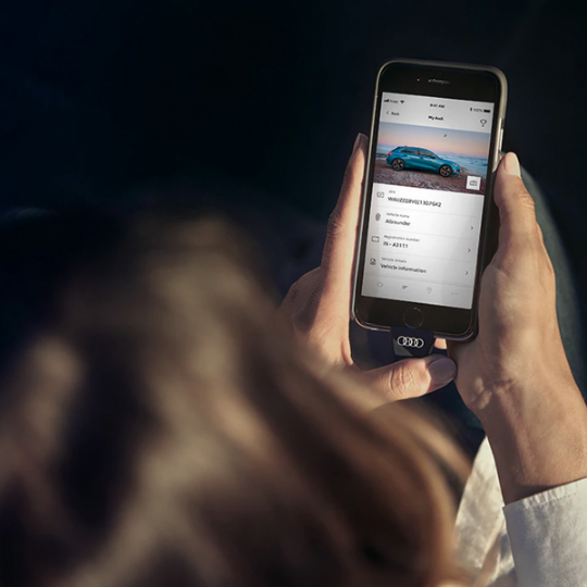 homem com carro na rua