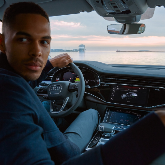 homem manobrando carro