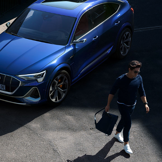 homem com carro na rua