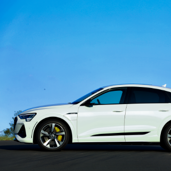 lateral do carro com céu azul no fundo