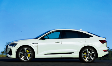 lateral do carro com céu azul no fundo