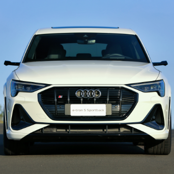 frente do carro com céu azul no fundo