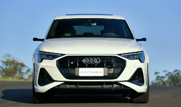 frente do carro com céu azul no fundo