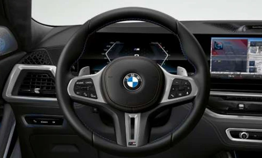 Volante de direção da série M, em couro.