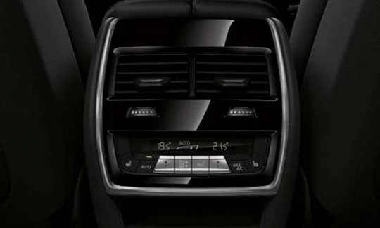 Ar condicionado automático, com controle sobre 4 zonas no interior do veículo.