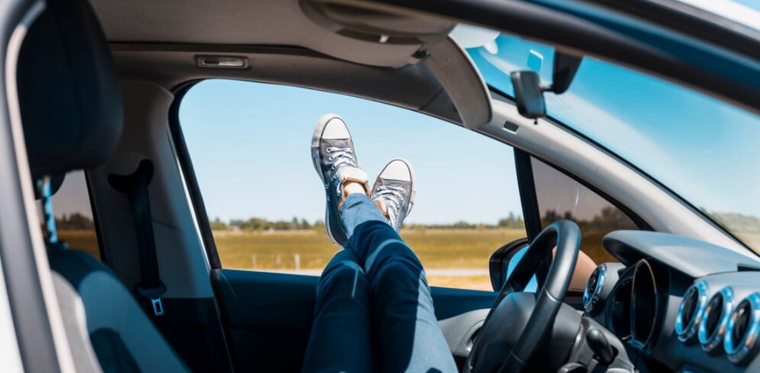 É permitido dirigir de chinelo, descalço ou sem camisa? Descubra o que diz o CTB
