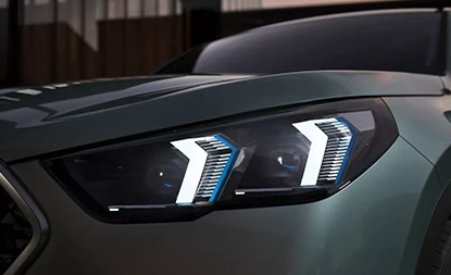 Faróis dianteiros em LED.