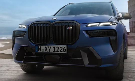 Parte dianteira expressiva, com entradas de ar marcantes e distintas.