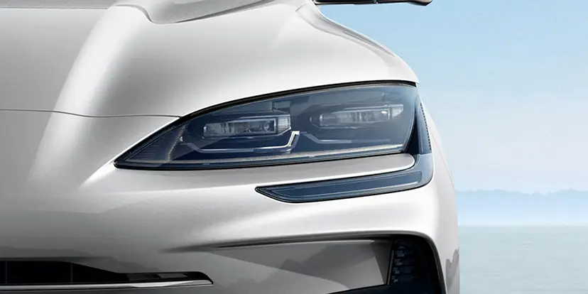 Faróis que brilham como o sol na água