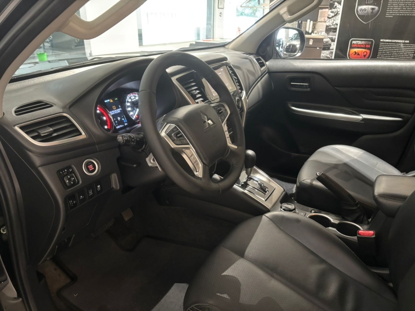 Mitsubishi-L200 TRITON-2.4 16V TURBO DIESEL SPORT HPE-S CD 4P 4X4 AUTOMÁTICO