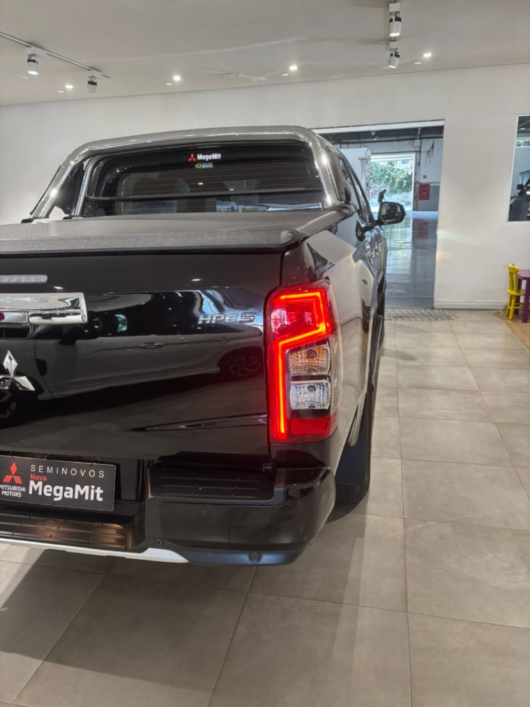 Mitsubishi-L200 TRITON-2.4 16V TURBO DIESEL SPORT HPE-S CD 4P 4X4 AUTOMÁTICO