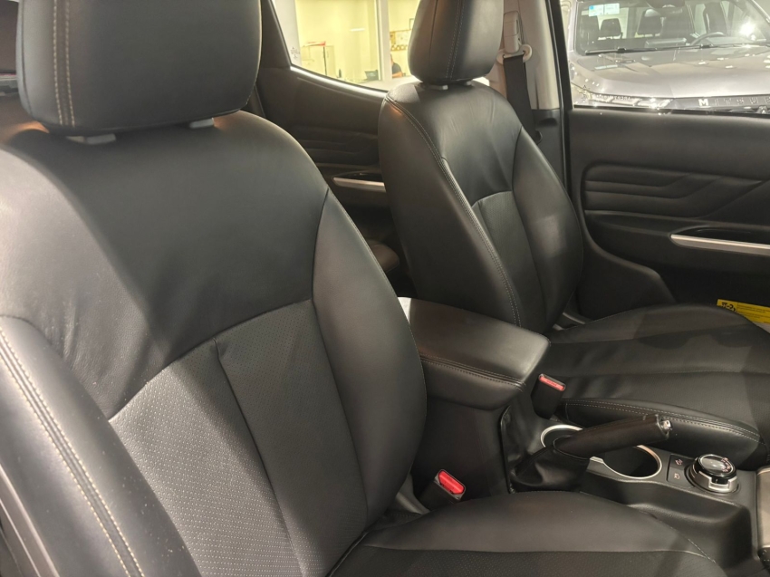 Mitsubishi-L200 TRITON-2.4 16V TURBO DIESEL SPORT HPE-S CD 4P 4X4 AUTOMÁTICO