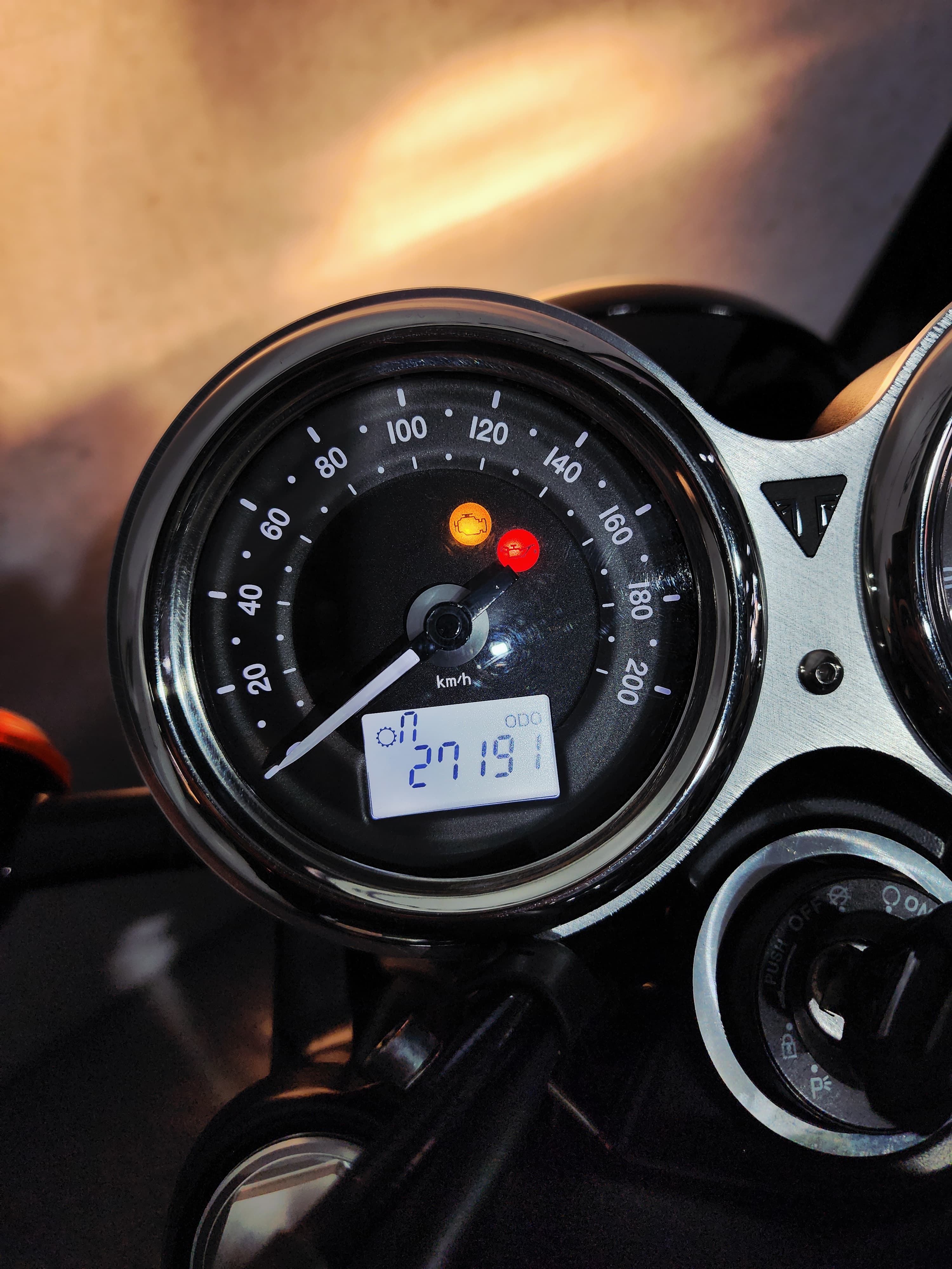 TRIUMPH-BONNEVILLE-BONNEVILLE T100 BLACK