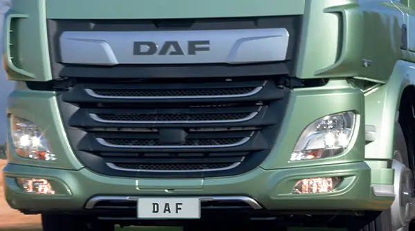 Frente Imponente: A Potência do Caminhão DAF