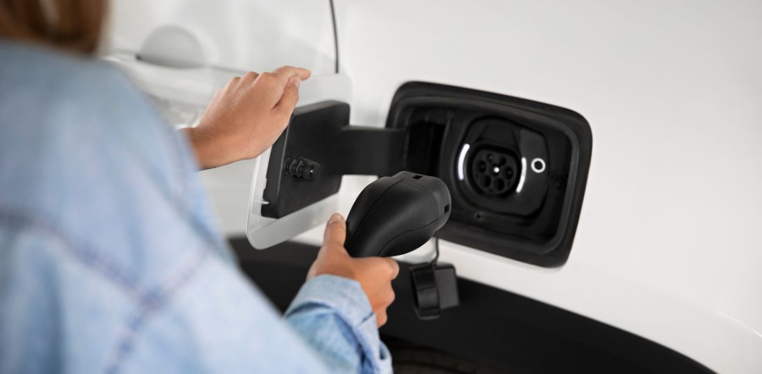 É seguro carregar carro elétrico no poste? Entenda os riscos dessa prática