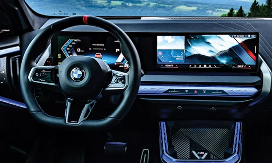 Ambiente do modelo da série M aprimorado no cockpit do veículo.