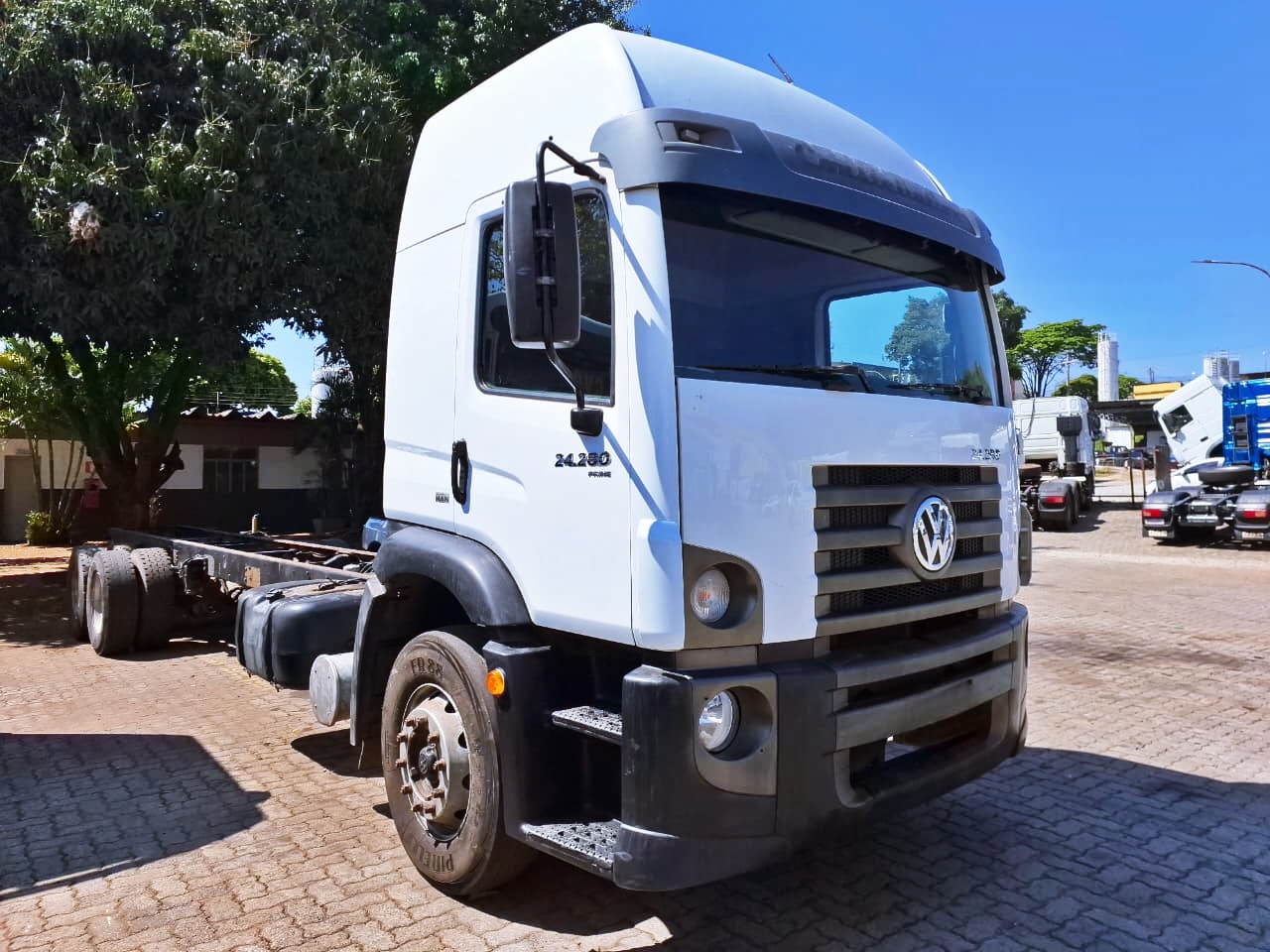 VOLKSWAGEN-24-280-24-280 E Constel. 6x2 2p (diesel)(E5)