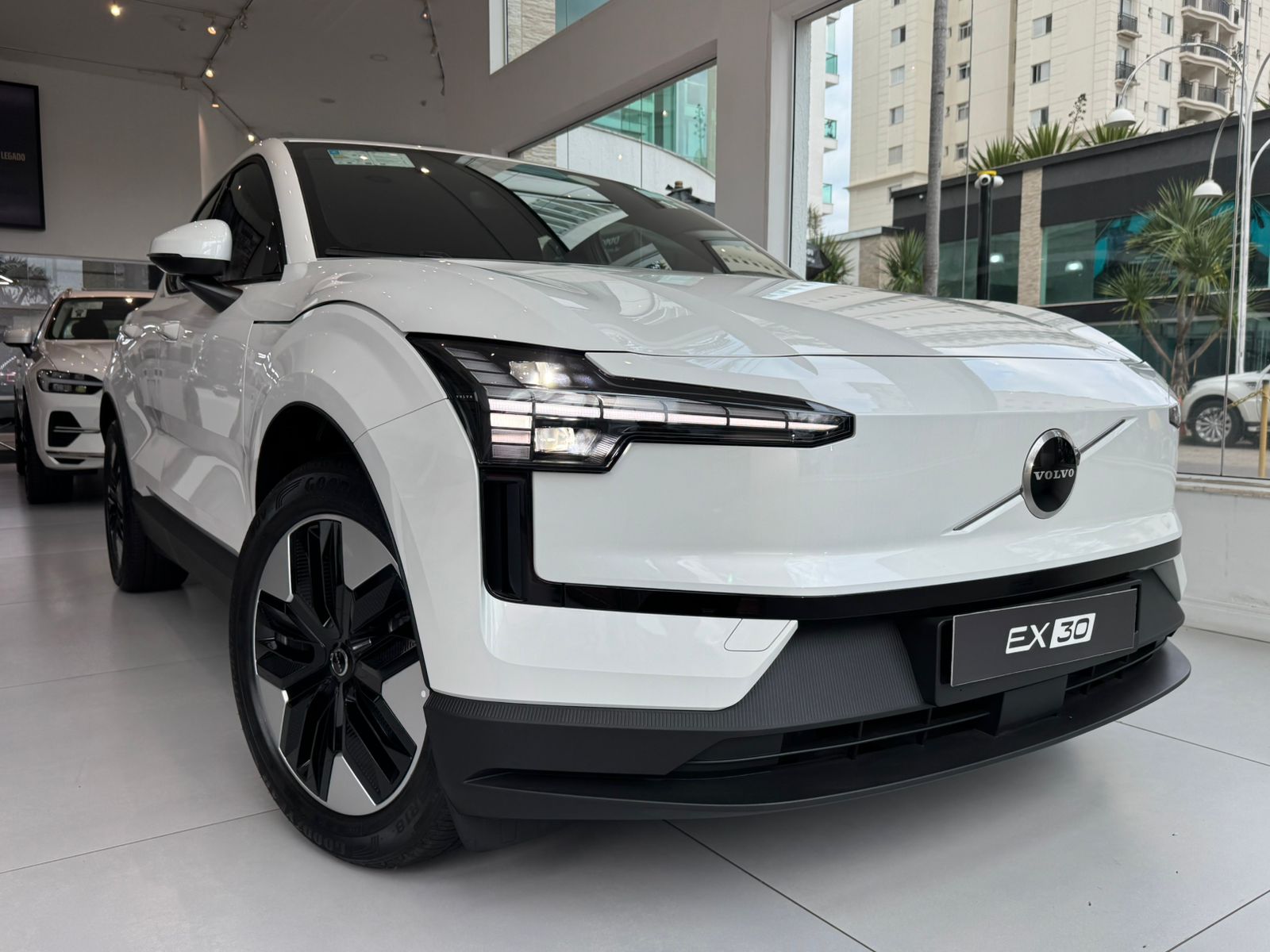 EX30 E40 Core (Elétrico)