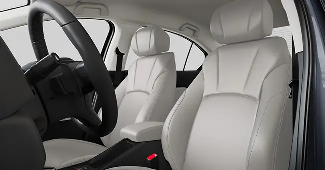 Bancos com revestimento em couro*