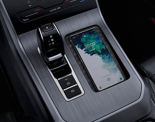 Entradas USB: 2 no console central, 1 na parte traseira.