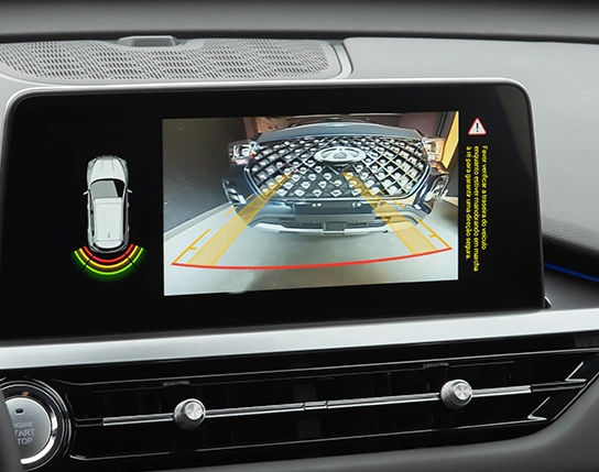 Câmera de ré com visão auxiliar de estacionamento.