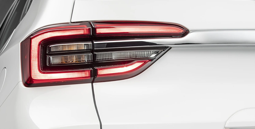 Faróis full LED com design arrojado.