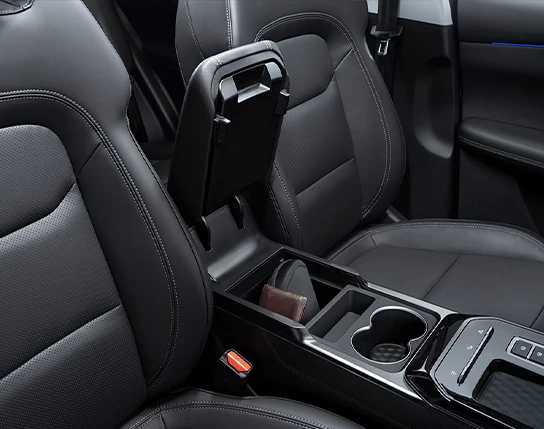 Console central frontal com apoio de braço e porta copos.