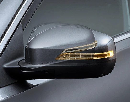 Retrovisores externos elétricos, com rebatimento elétrico.