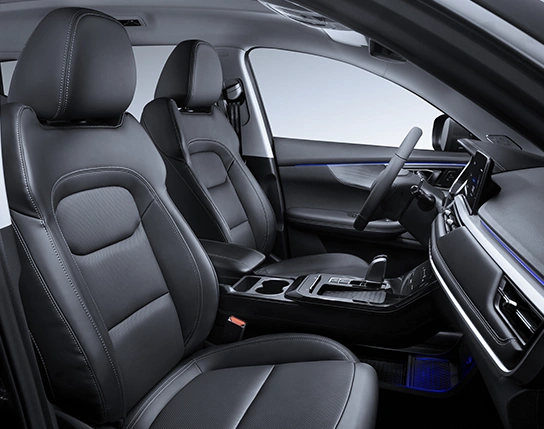 Bancos revestidos em acabamento premium na cor preta.