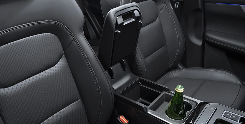 Console central dianteiro com apoio de braço e porta copos.