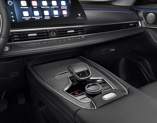 Console central frontal com apoio de braço.