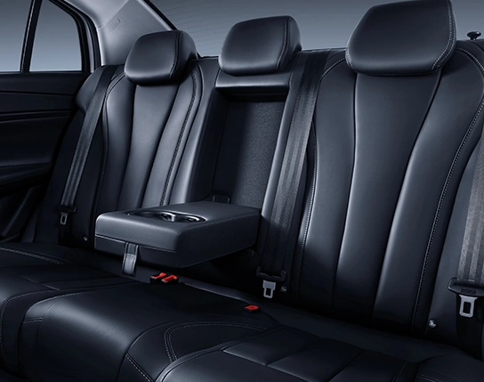 Bancos traseiros rebatíveis com apoio de braço central.