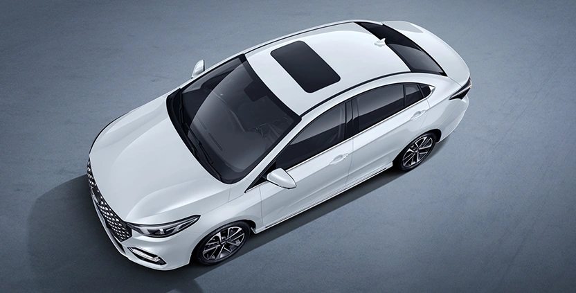 Teto solar elétrico com abertura e fechamento remoto.