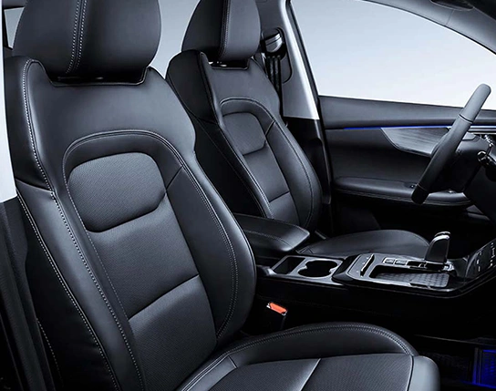 Bancos revestidos em acabamento premium na cor preta