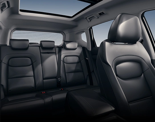 Bancos revestidos com acabamento premium na cor preta.