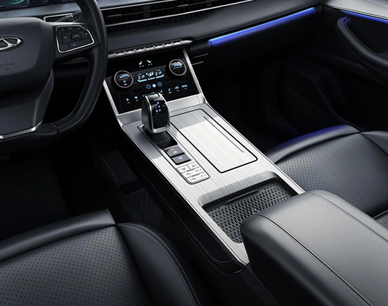 Console central frontal com apoio de braço ajustável.