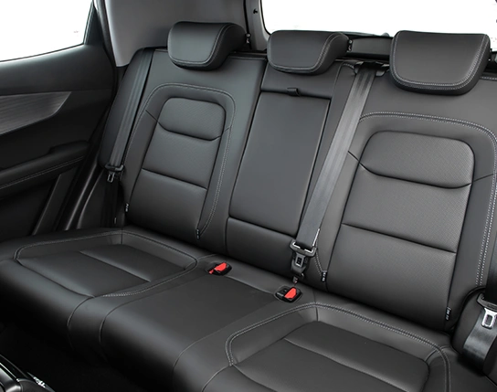 Bancos traseiros rebatíveis (60/40).