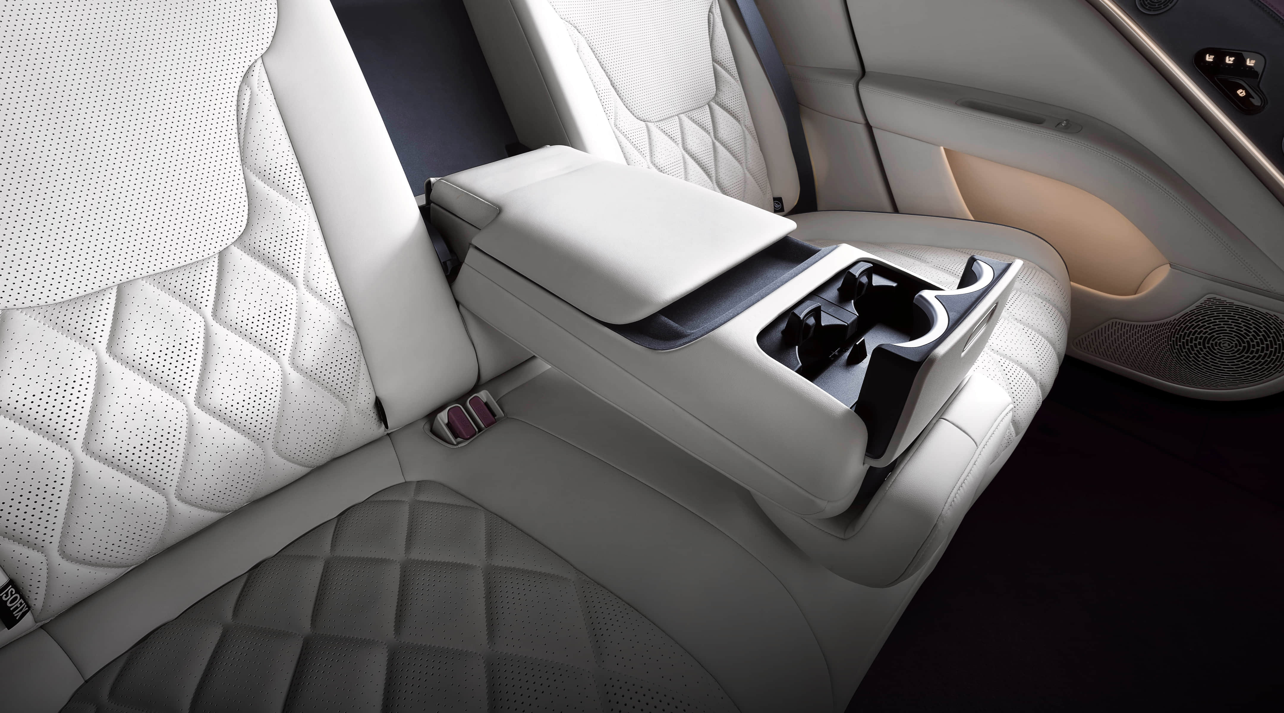 banner Apoio de braço central amplo na parte traseira.