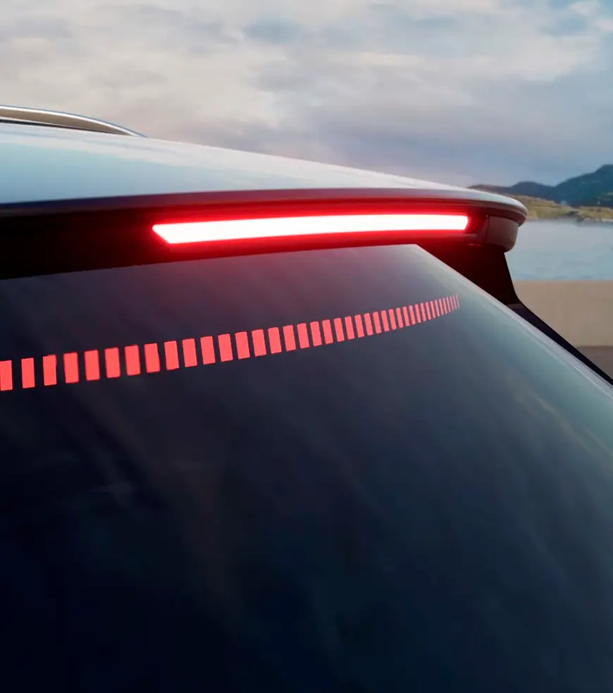 Luz de projeção no vidro traseiro.