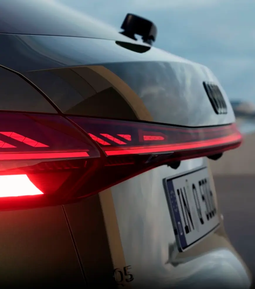 Luz de projeção no vidro traseiro.