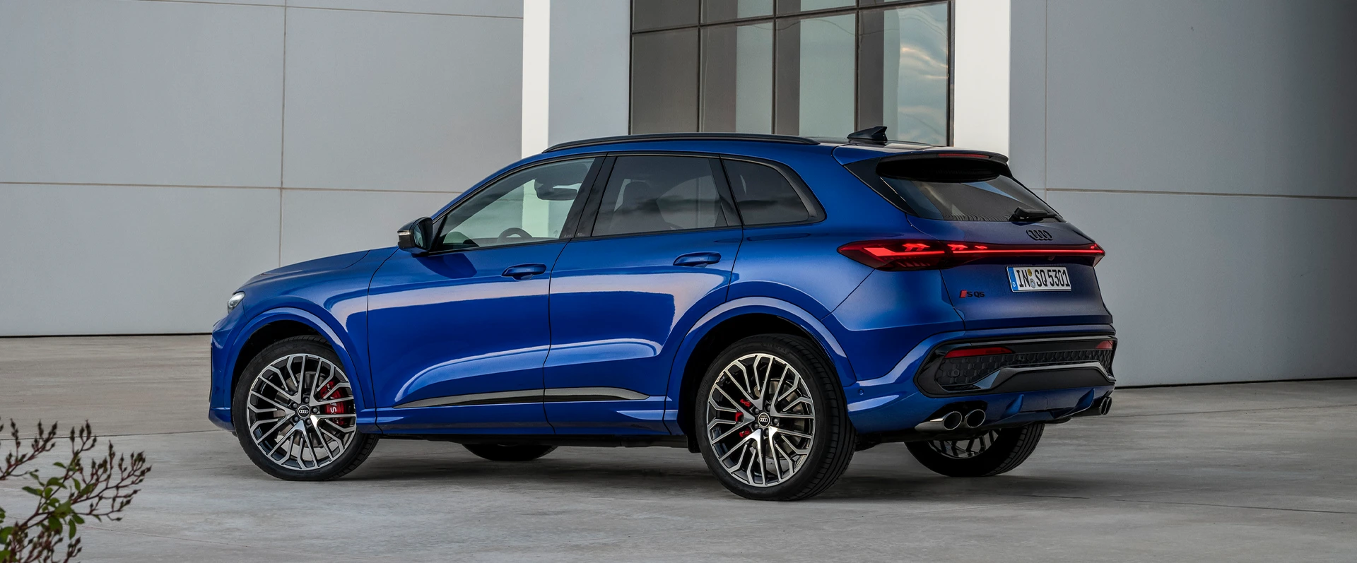 Vista lateral do Audi SQ5 SUV