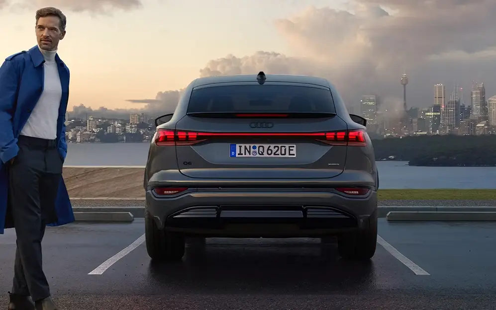 Vista traseira do Audi Q6 Sportback e-tron