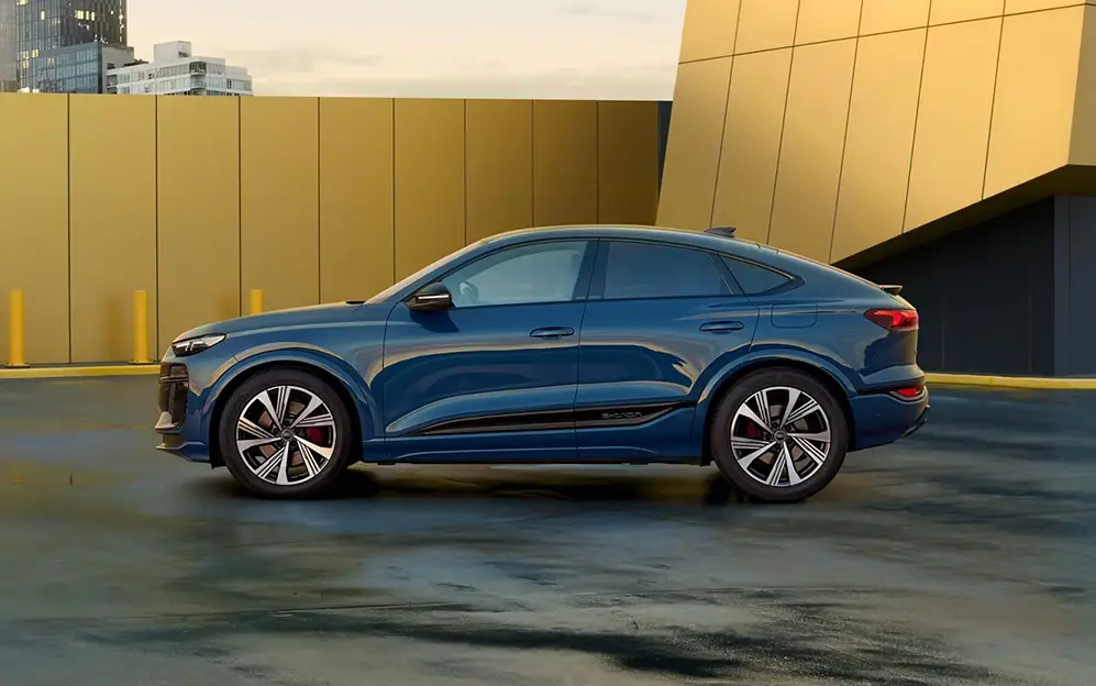 Vista lateral do Audi SQ6 Sportback e-tron