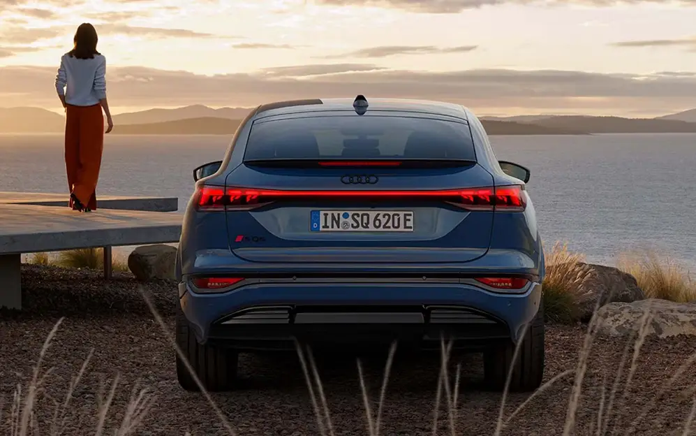 Vista traseira do Audi SQ6 Sportback e-tron