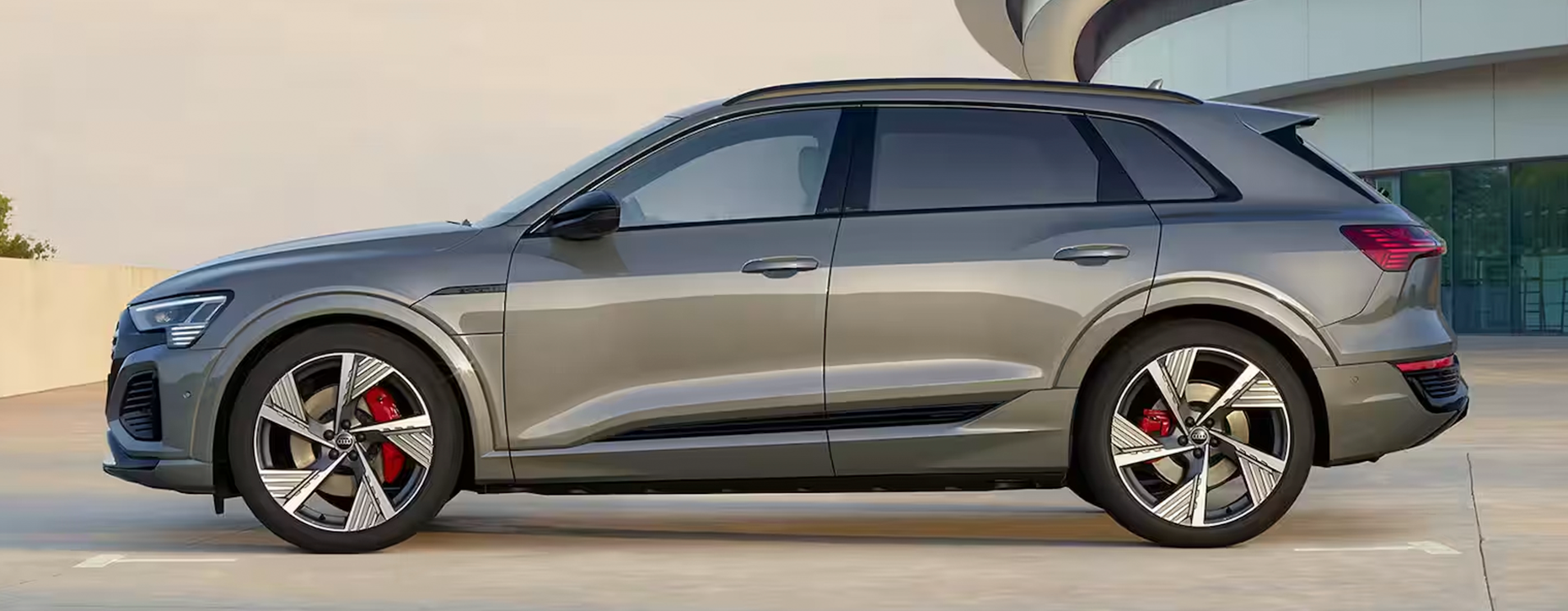 Vista lateral do Audi Q8 e-tron