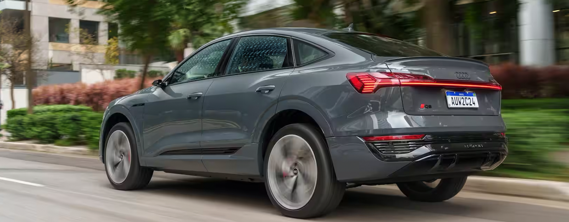 Audi Q8 Sportback e-tron na rua