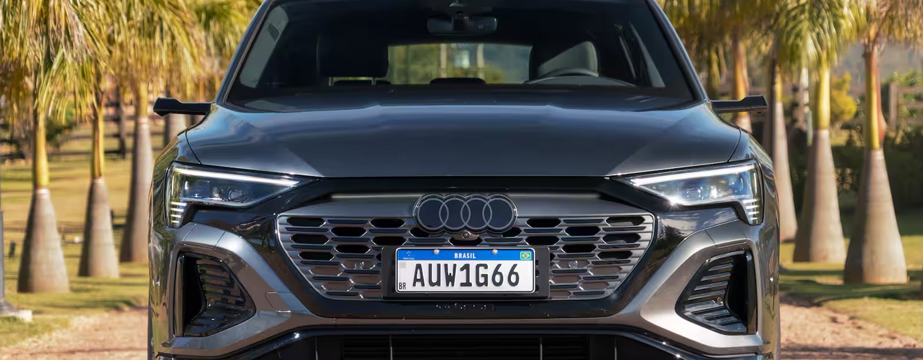 Vista frontal do Audi Q8 Sportback e-tron