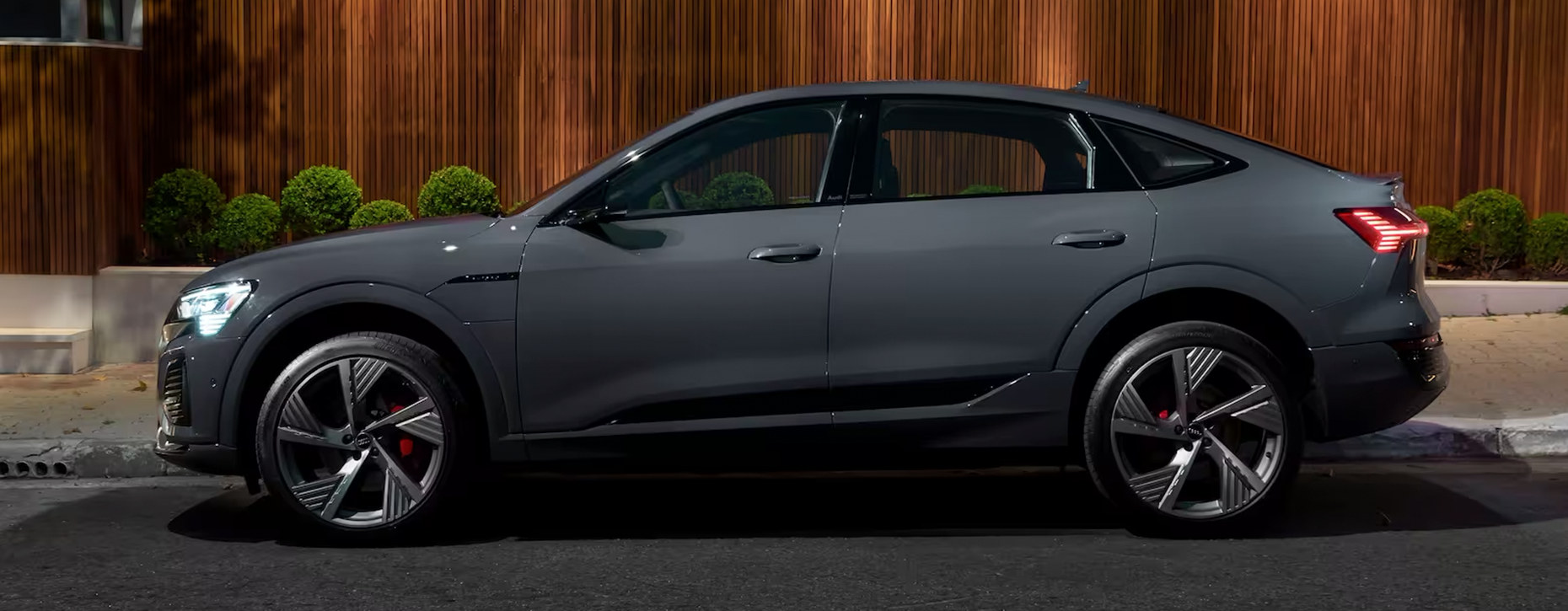 Vista lateral do Audi Q8 Sportback e-tron