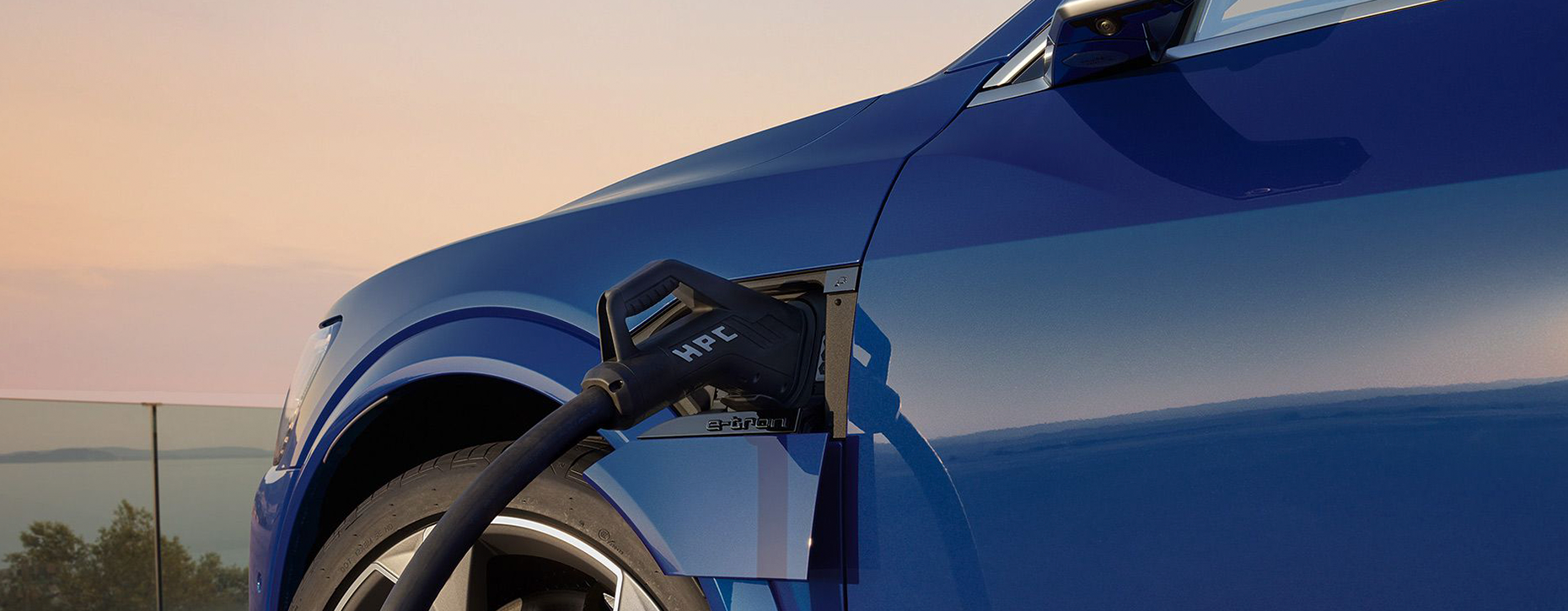 Audi SQ8 Sportback e-tron sendo carregado eletricamente